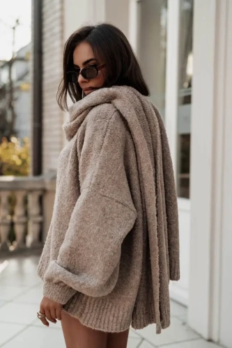pola kardigan damski boucle z szalem taupe 4.webp