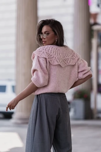 pola sweter damski z kolnierzykiem puder roz 2.webp