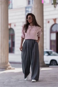 pola sweter damski z kolnierzykiem puder roz 3.webp