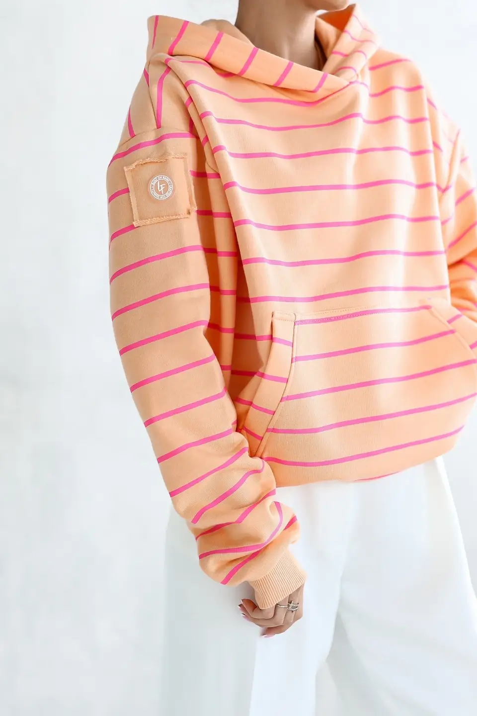 lara bluza z kapturem kangaroo w paski pomarancz 1