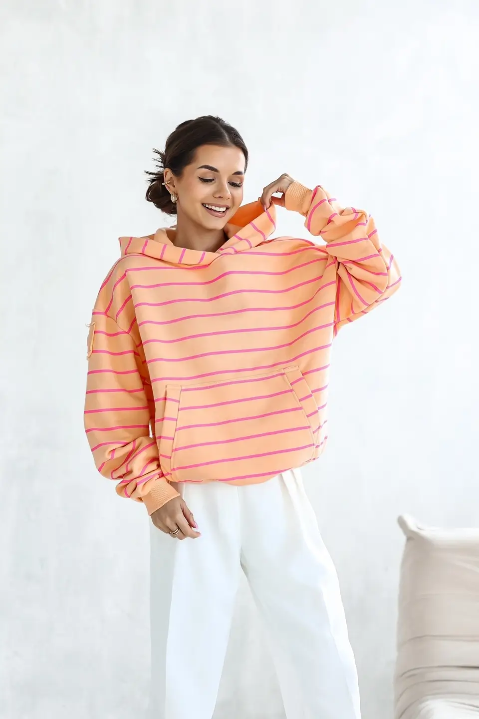 lara bluza z kapturem kangaroo w paski pomarancz 2