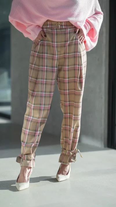 BASTET Spodnie w kratkę z zakładką (beż - róż)